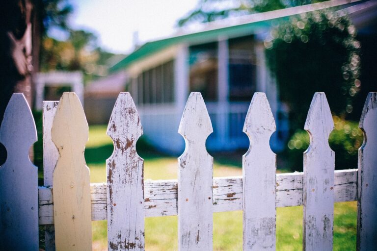 picket-fences-349713_1280